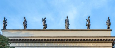 Berlin, Almanya - 27 Ekim 2014: Berlin Humboldt Üniversitesi'nin heykeli ve cephesi, Almanya. 1810 yılında Wilhelm von Humboldt araştırma ve bilim ideali ile üniversite nin yeni tip kurdu.
