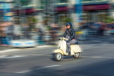 Berlin, Almanya - 27 Ekim 2014: İnsan Berlin, Almanya 'da Vespa adı verilen eski tarihi motosikletiyle araba sürmekten hoşlanıyor.