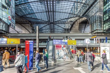 Berlin, Almanya - 27 Ekim 2014: Berlin Merkez Tren İstasyonu içindeki insanlar, Almanya. 85x120 mt yüzey alanı ile Berlin 'in ana tren istasyonudur..