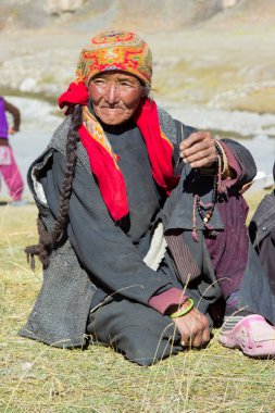 Leh, Hindistan - 18 Eylül 2014: Ladakh, Hindistan 'da geleneksel kostüm giymiş yerel bir kadının portresi.