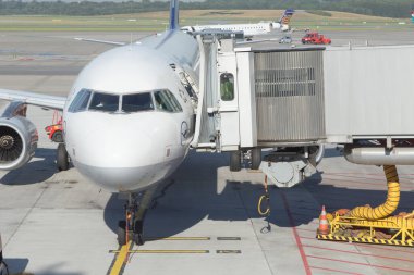 Hamburg, Almanya - 17 Temmuz 2014: Kara harekâtı personeli son bagajını Lufthansa uçağının karnına yüklerken kısa bir mola verdi..