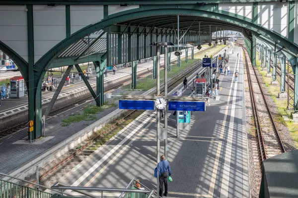 Darmstadt Almanya Eylül 2023 Treni Bekleyen Insanlarla Birlikte Darmstadt Merkez — Stok fotoğraf