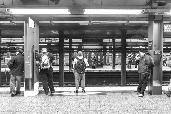 New York Usa October 2015 People Wait Subway Station Wall — стоковое фото