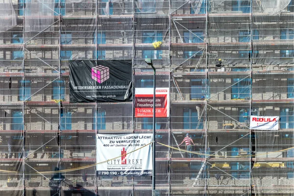 ベルリン ドイツ 2014年10月27日 建物と工芸品事業を賃貸するための安全ネットと広告を備えたベルリンにある不気味な建物に足場を置く — ストック写真