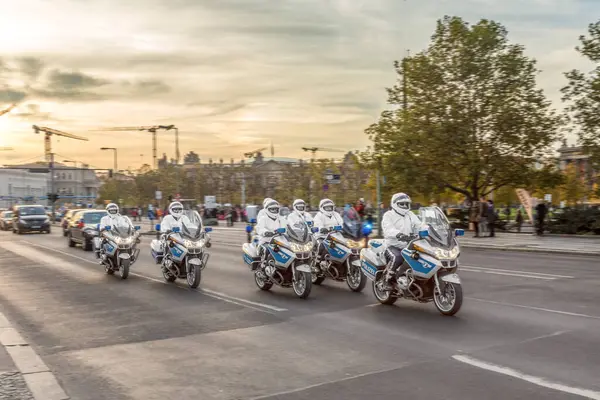 ベルリン ドイツ 2014年10月27日 バイクの警察は 公式ドイツの政治家との会議に車で乗るとき 外国の政治家を名誉監視として支援します — ストック写真