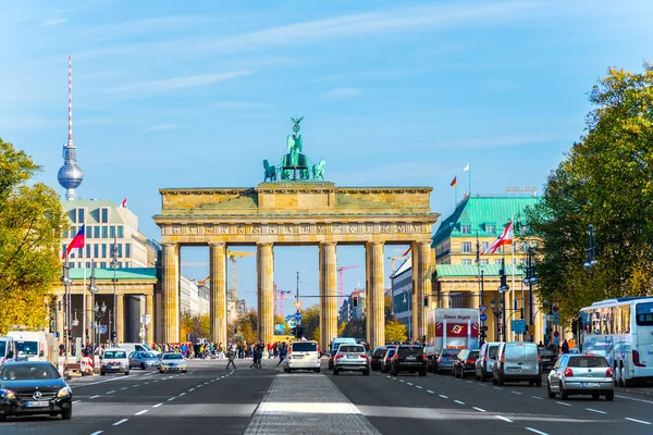 德国柏林 2014年10月27日 清晨看到布兰登伯格门 街上交通正常 — 图库照片