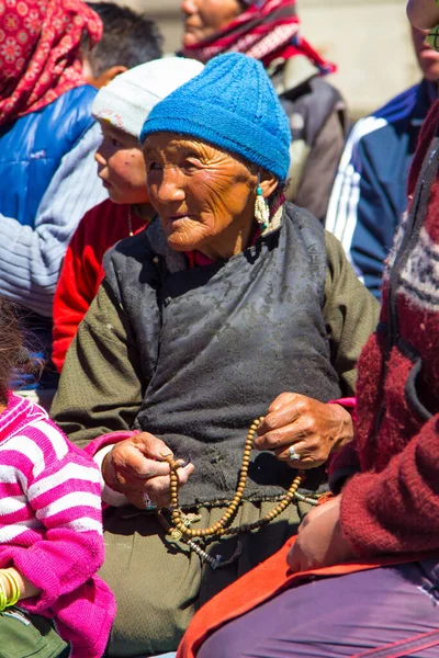 Leh, Hindistan - 18 Eylül 2014: Ladakh, Hindistan 'da geleneksel kostüm giymiş yerel bir kadının portresi.