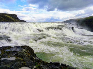 Gullfoss, İzlanda 'nın en popüler turistik merkezlerinden biri olan İzlanda' nın başkenti İzlanda 'da yer almaktadır.