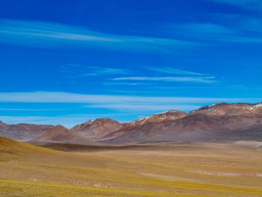 Bolivya 'da mavi gökyüzünün altında manzaralı laguna rengi
