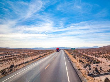 Altiplano bölgesinde Arequipa yakınlarındaki Cusco istikametinde ana yol, Peru