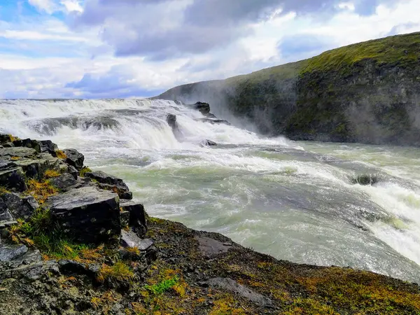 有名なゴールデンサークルツアールートに位置し ガルフォスはアイスランドで最も人気のある観光名所の1つです — ストック写真