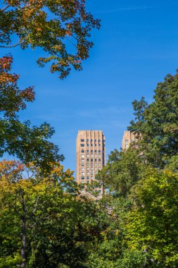 New York 'taki tarihi gökdelenin manzarası. New York, ABD' deki Central Park 'ın Hint yaz renkleri.
