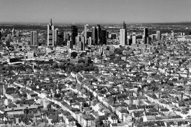 ufukta gökdelenler ile güneşli bir günde Frankfurt siluetinin panorama