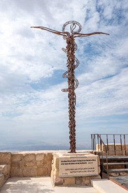 Nebo Dağı, Ürdün - 4 Ekim 2023: Yılan Haçı (diğer adıyla Brezilya Yılan Anıtı), Musa tarafından çöle götürülen bronz yılanın ve İsa 'nın çarmıha gerildiği haçın sembolü..