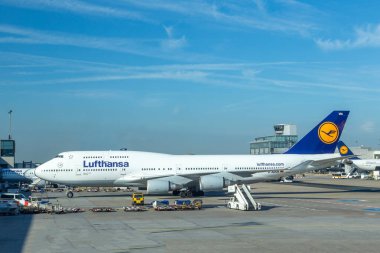Frankfurt, Almanya - 13 Haziran 2014: Frankfurt uluslararası havaalanı önlüğündeki Lufthansa uçağı.