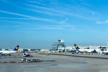 Frankfurt, Almanya - 13 Haziran 2014: Frankfurt uluslararası havaalanı önlüğündeki Lufthansa uçağı.