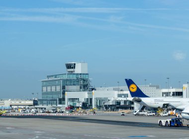 Frankfurt, Almanya - 13 Haziran 2014: Frankfurt uluslararası havaalanı önlüğündeki Lufthansa uçağı.