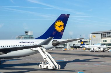 Frankfurt, Almanya - 13 Haziran 2014: Frankfurt uluslararası havaalanı önlüğündeki Lufthansa uçağı.