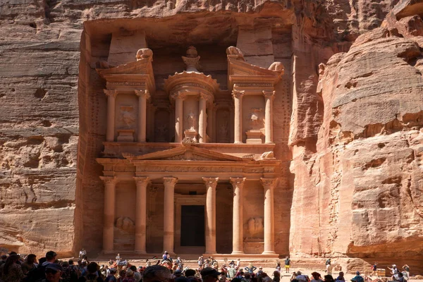 Petra Jordanië Oktober 2023 Mensen Bezoeken Oude Historische Tempel Petra — Stockfoto