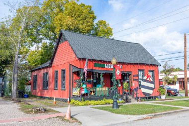 Spring, USA - 9 Kasım 2023 tarihi vintage bina, şehir merkezindeki eski şehir pınarı. Ahşap renkli evleri olan eski usul bir Houston şehri..