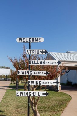 Dallas, ABD - 8 Kasım 2023: Güneydeki Fork Çiftliği 'nde aktörlerin isimlerinin yazılı olduğu binaların yön işaretleri.