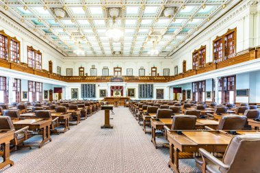 Austin, ABD - 2 Kasım 2023: Temsilciler Meclisindeki ahşap masalar ve deri sandalyeler, Eyalet Kongre Binası binası