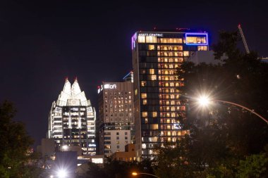 Austin, ABD - 2 Kasım 2023: Aydınlatılmış gökdelenle geceleyin Austin 'in ufuk çizgisine bakın.