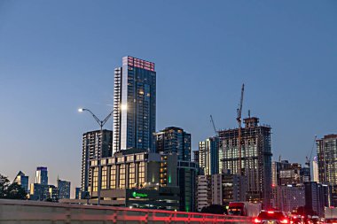 Austin, ABD - 2 Kasım 2023: Geceden itibaren 35. karayolundan Austin 'in ufuk çizgisine bakın.