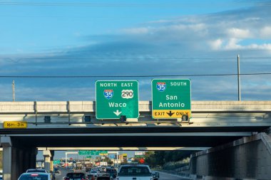 Austin, ABD - 2 Kasım 2023: Austin 'de trafik işareti Waco ve San Antonio çıkışı sadece 35. karayolu, Austin, TEXAS, ABD.