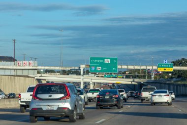 Austin, ABD - 2 Kasım 2023: Austin, ABD 'nin banliyö bölgesinde eyaletler arası trafik sıkışıklığı.