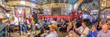 New Orleans; ABD - 25 Ekim 2023: New Orleans 'taki Buorbon Caddesi' ndeki Jax Club Frittzels 'da bir grubu dinlemek.