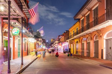 New Orleans; ABD - 24 Ekim 2023: Fransız Mahallesi, New Orleans şehir merkezinde neon ışıkları olan barlar ve barlar.