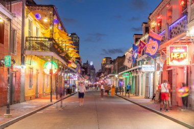 New Orleans; ABD - 24 Ekim 2023: Fransız Mahallesi, New Orleans şehir merkezinde neon ışıkları olan barlar ve barlar.