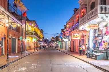 New Orleans; ABD - 24 Ekim 2023: Fransız Mahallesi, New Orleans şehir merkezinde neon ışıkları olan barlar ve barlar.