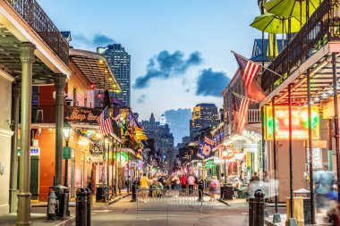New Orleans; ABD - 24 Ekim 2023: Fransız Mahallesi, New Orleans şehir merkezinde neon ışıkları olan barlar ve barlar.