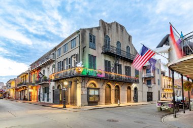 New Orleans; ABD - 24 Ekim 2023: Fransız Mahallesi, New Orleans şehir merkezinde neon ışıkları olan barlar ve barlar.