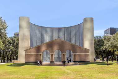 Houston, ABD - 21 Ekim 2023: 1985 'te Houston' daki manzaralı su duvarı dakikada 11000 galon su ile antik Roma tiyatro sahnesini andırıyor..