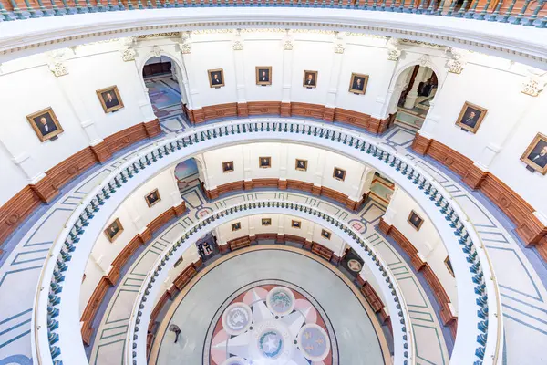 Austin, ABD - 3 Kasım 2023: ABD 'deki en büyük başkent binası olan Teksas Eyaleti Kongre Binası içindeki kubbe.