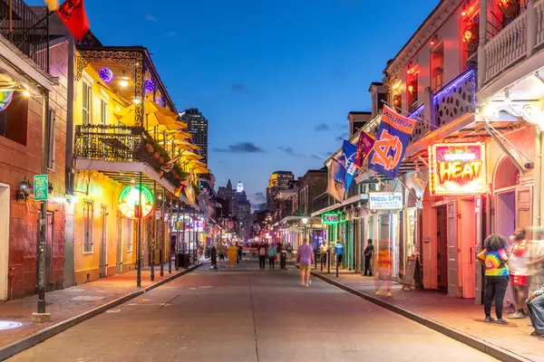 New Orleans; ABD - 24 Ekim 2023: Fransız Mahallesi, New Orleans şehir merkezinde neon ışıkları olan barlar ve barlar.
