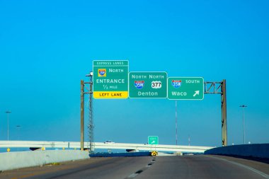 Waco 'nun güneyine doğru kuzey girişini işaretle ve Fort Worth, ABD' de bir otoyol kavşağında ekspres şerit oluştur.