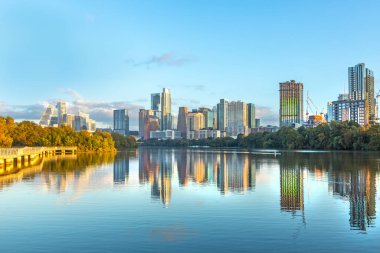 Austin 'in ufuk çizgisi sabahın erken saatlerinde Colorado nehri, Teksas, ABD' de aynalı şehir.