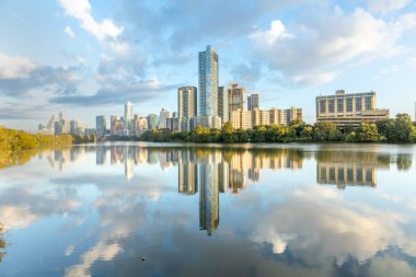 Austin 'in ufuk çizgisi sabahın erken saatlerinde Colorado nehri, Teksas, ABD' de aynalı şehir.