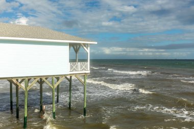 Fırtınalı havalarda hasarı önlemek için ayaklıktaki tipik ev Texas sahilindeki hemen hemen her ahşap ev bu şekilde inşa edildiğinden Galveston, ABD