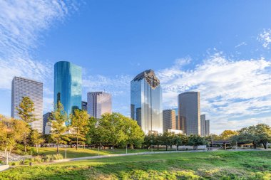 Houston, Teksas 'ın manzaralı silueti Morniong ışığında Buffalo Bayou Parkı' ndan görüldü.