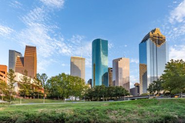 Houston, Teksas 'ın manzaralı silueti Morniong ışığında Buffalo Bayou Parkı' ndan görüldü.
