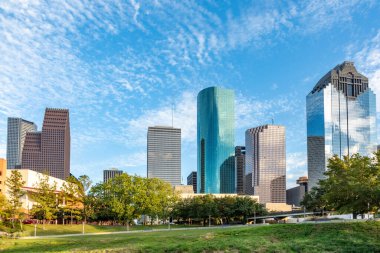 Houston, Teksas 'ın manzaralı silueti Morniong ışığında Buffalo Bayou Parkı' ndan görüldü.