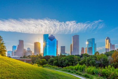 Houston, Teksas 'ın manzaralı silueti. Sabah ışığında Buffalo Bayou Parkı' ndan görüldü.
