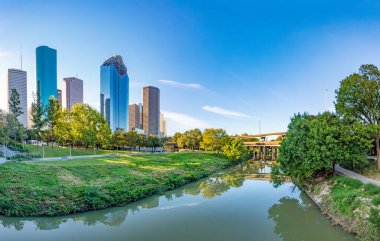 Houston, Teksas 'ın manzaralı silueti. Sabah ışığında Buffalo Bayou Parkı' ndan görüldü.