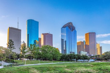 Houston, Teksas 'ın manzaralı silueti Morniong ışığında Buffalo Bayou Parkı' ndan görüldü.