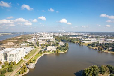 Baton Rouge 'daki eyalet başkentinden başkentteki göle ve Louisiana' daki sanayi bölgelerine kadar.
